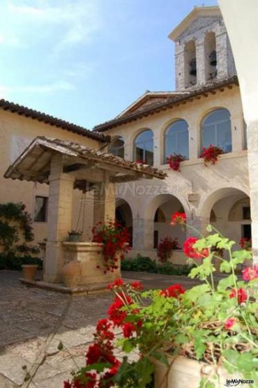 Chiostro interno con pozzo nel Convento della Madonna di Costantinopoli