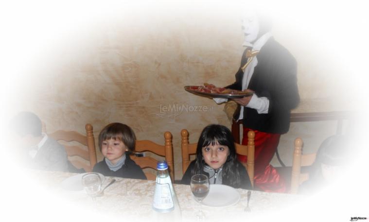 Franco Murtinu - Assistenza per bambini durante il pranzo di matrimonio