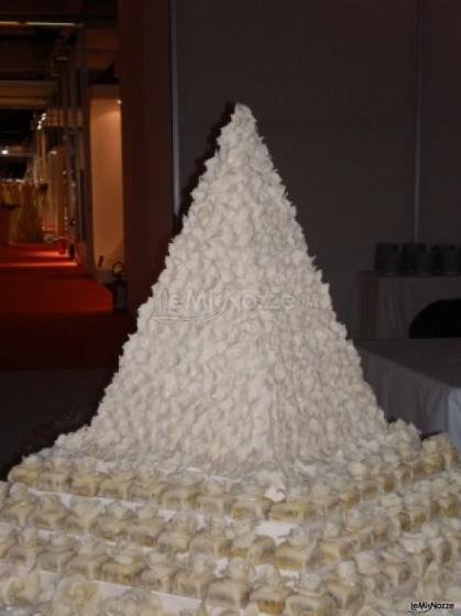 Torta nuziale a piramine con mini cake