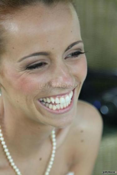 La sposa sorride mostrando denti perfetti grazie a Sorriso da Sposa