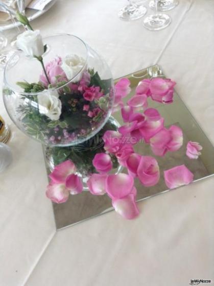 Centrotavola con rose per i tavoli di nozze
