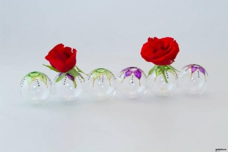 Sfere di vetro con roselline per le bomboniere di matrimonio