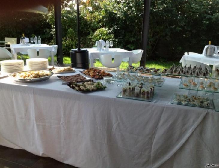 Antipasto di matrimonio servito in giardino