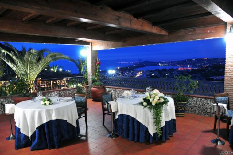 Allestimento del matrimonio in terrazza vista mare