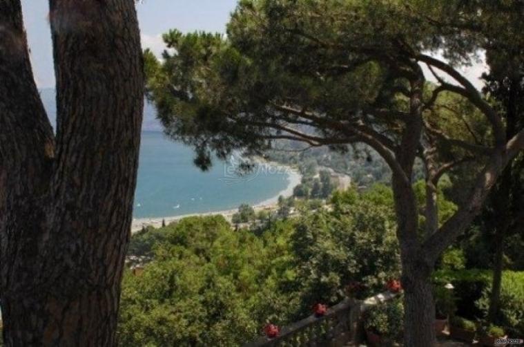 Giardino vista lago per il ricevimento di matrimonio