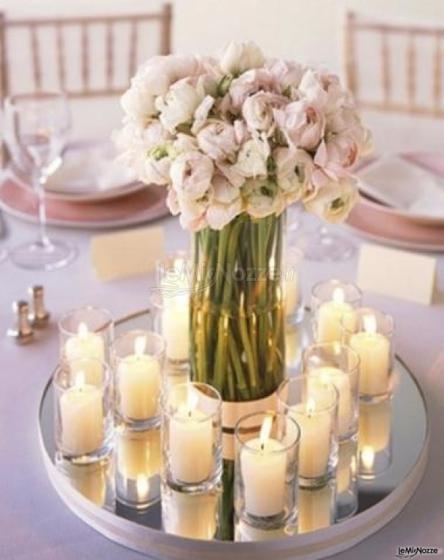 Centrotavola per il matrimonio con fiori e candele