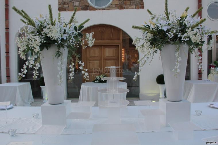 Matrimonio in bianco con alzate di fiori sui tavoli