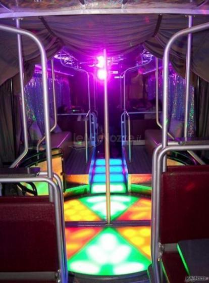Interno illuminato del bus-limousine