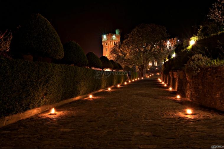 Viale d'ingresso del castello per i matrimoni serali