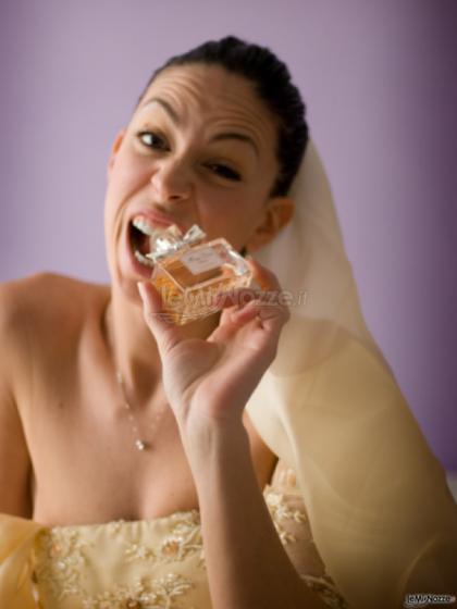 Foto divertente della sposa