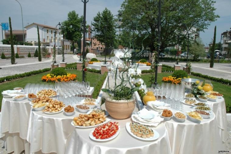 Antipasti di nozze serviti in giardino