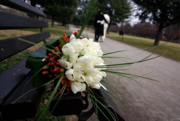 Foto del bouquet di tulipani bianchi della sposa