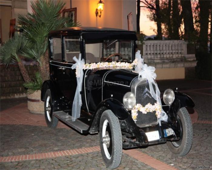 Citroen del 1925 addobbata per il matrimonio