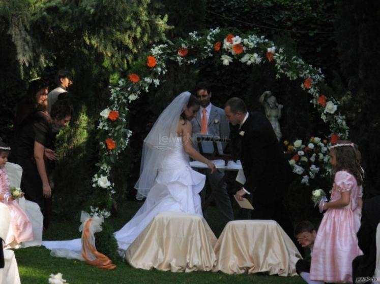 Celebrazione del matrimonio in giardino