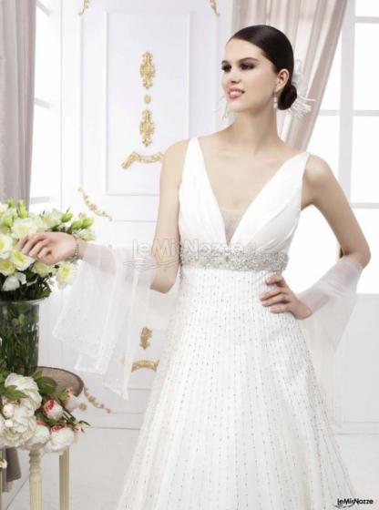 Abito da sposa arricchito con originali gioielli e perle preziose