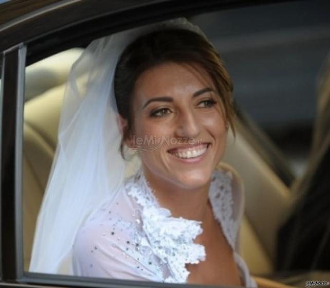 Make up dai toni del marrone con capelli raccolti per la sposa