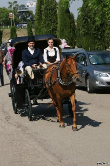 La carrozza trainata dal cavallo si avvia verso la chiesa