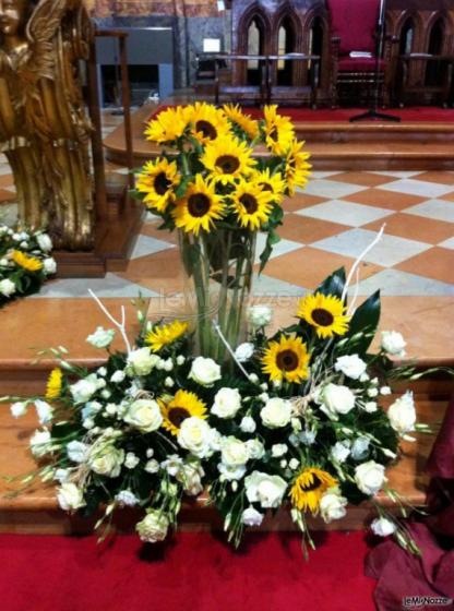 Allestimento di girasoli per la chiesa