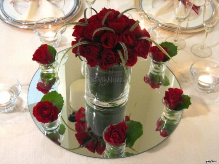 Centrotavola di rose rosse per il ricevimento di matrimonio