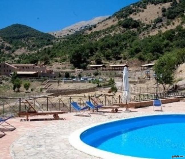 Ampia piscina presso l'agriturismo per ricevimento di matrimonio Masseria Rocca di Gonato