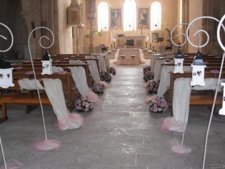 Chiesa allestita con lanterne e rose