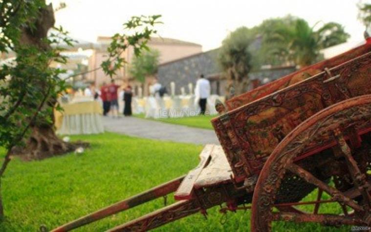 Ampio giardino con allestimento tavoli per ricevimento di matrimonio presso Acireale (Catania)