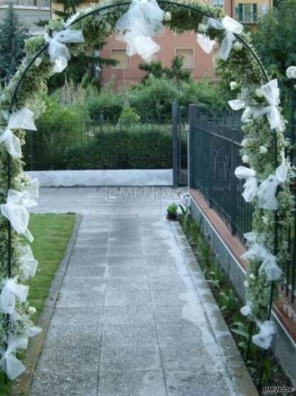 Arco con fiori e tulle per la casa della sposa - I Fiori di Lisetta