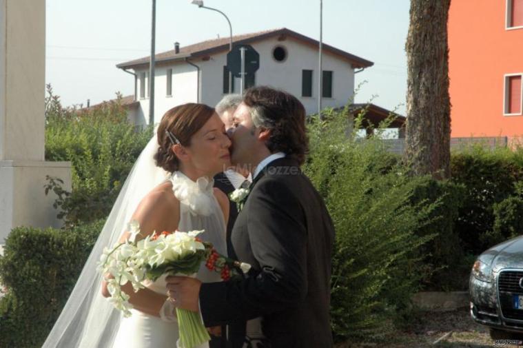 Il bouquet della sposa di fiori bianchi