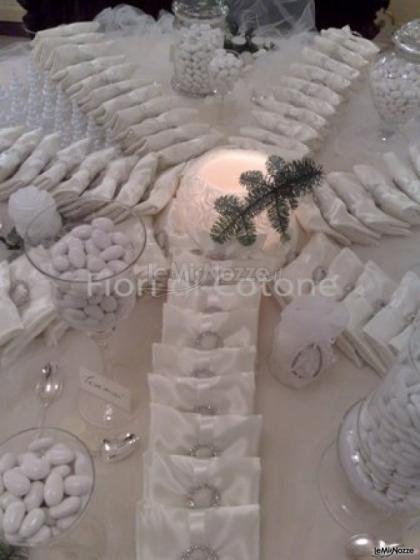 Il tavolo dei confetti e delle bomboniere di nozze