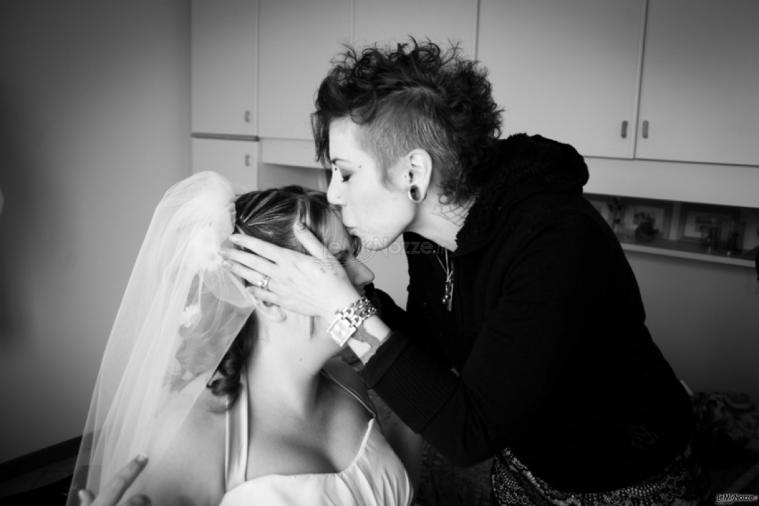 Fotografia in stile reportage della sposa con un'amica