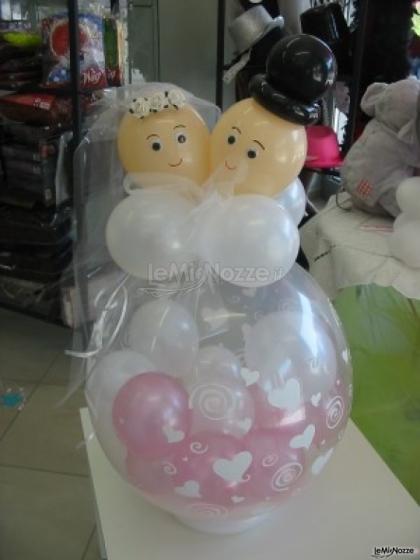 Composizione di palloncini per gli sposi