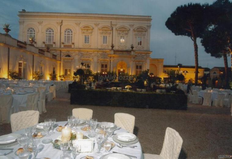 Ricevimento di matrimonio in giardino