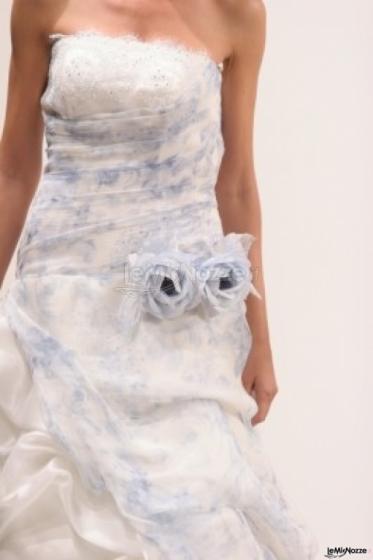 Abito da sposa con fiori applicati