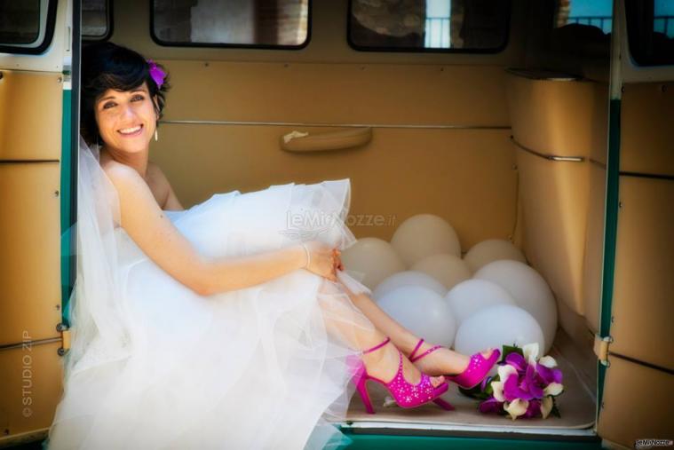 Foto di Sposa nel pulmino