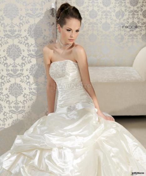 Il candore di un abito da sposa senza spalline disponibile presso Manzetti Atelier Sposi