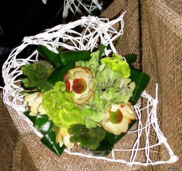 Composizione floreale dallo stile country per il ricevimento di nozze