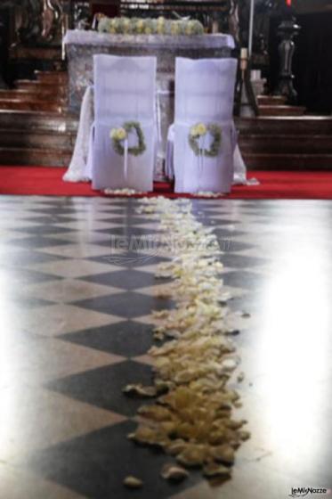 Petali di fiori al passaggio degli sposi in chiesa