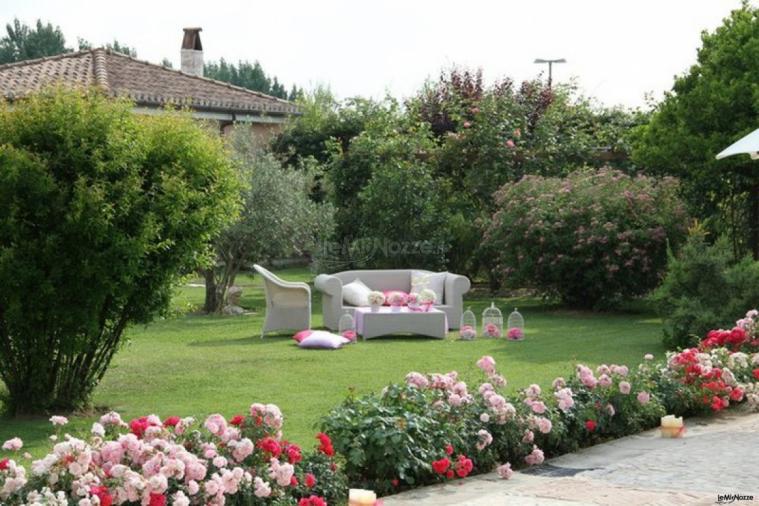 Giardino con divani per il matrimonio