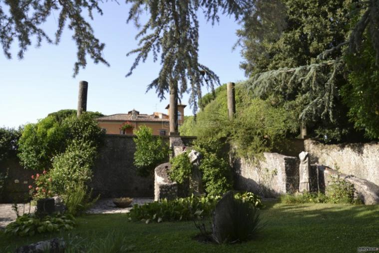 Il parco della villa con le rovine romane