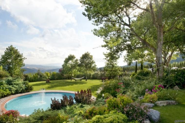 Il giardino e la piscina della tenuta