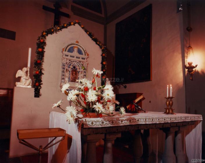 Fiori per l'altare della chiesa
