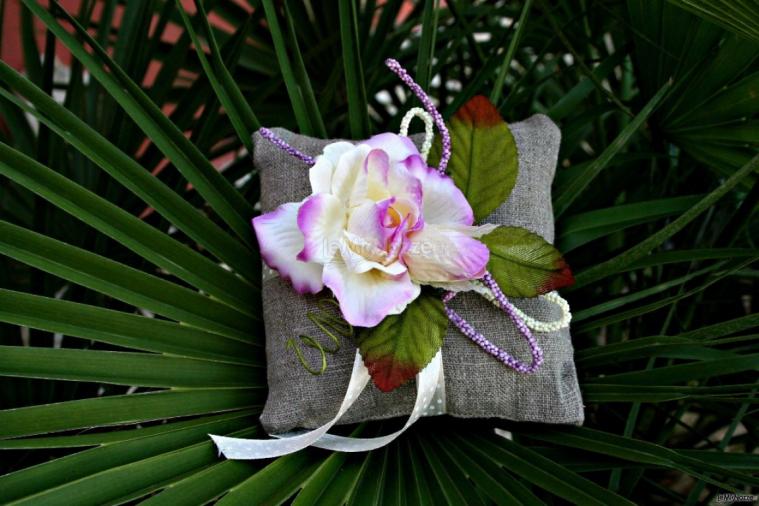 Il sogno di Noemi - Cuscino in lino naturale con composizione floreale