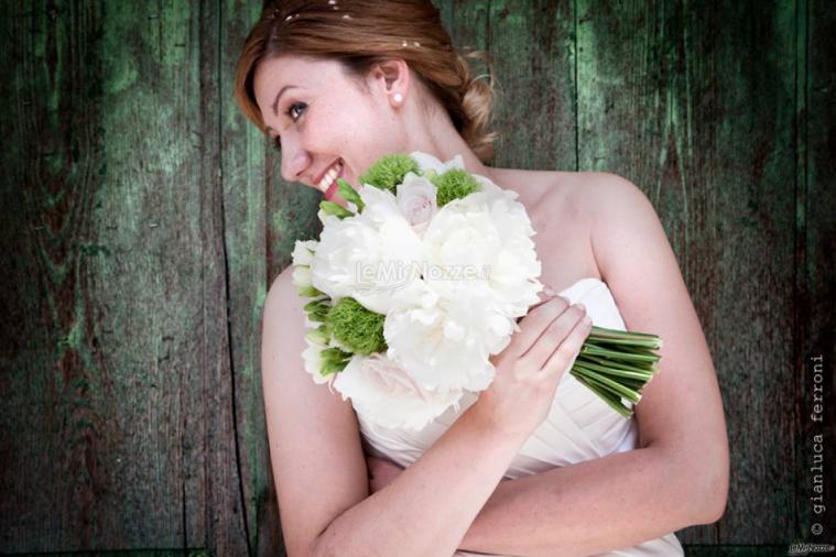 Sposa con bouquet