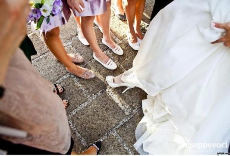 Foto delle scarpe della sposa e delle invitate