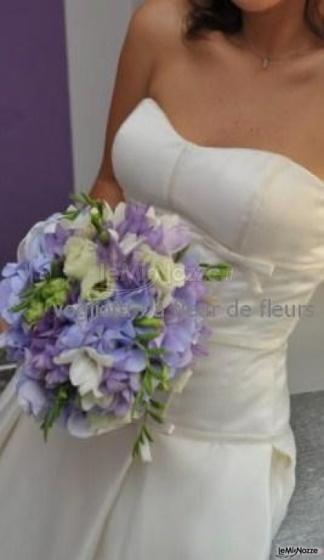 Bouquet di fiori bianchi e lilla per la sposa
