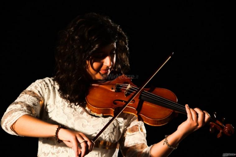 Angela durante un'esecuzione di un brano al violino