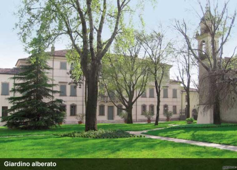 Giardino alberato della villa per il matrimonio