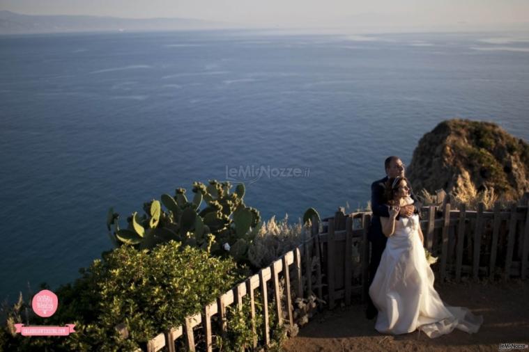 Gli sposi dall'affaccio di Capo Vaticano sul golfo, Calabria - Calabria Wedding