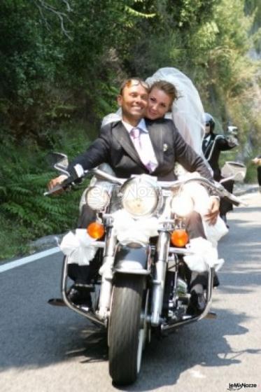 Sposi sulla moto dopo la cerimonia