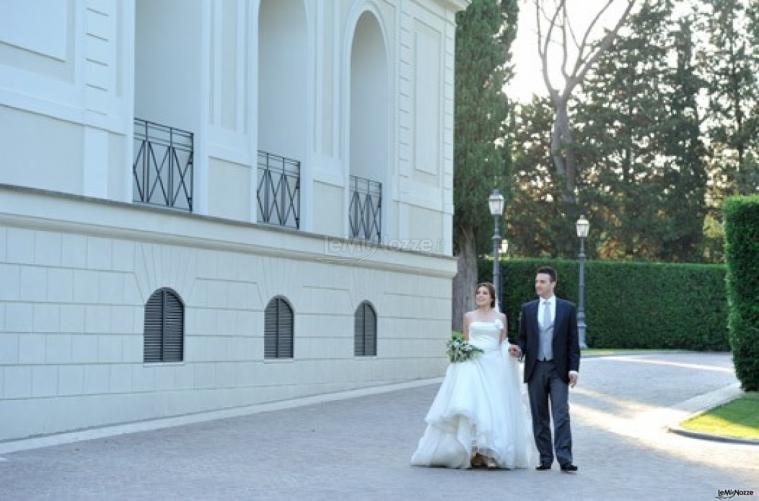 Gli sposi camminano verso la location di matrimonio